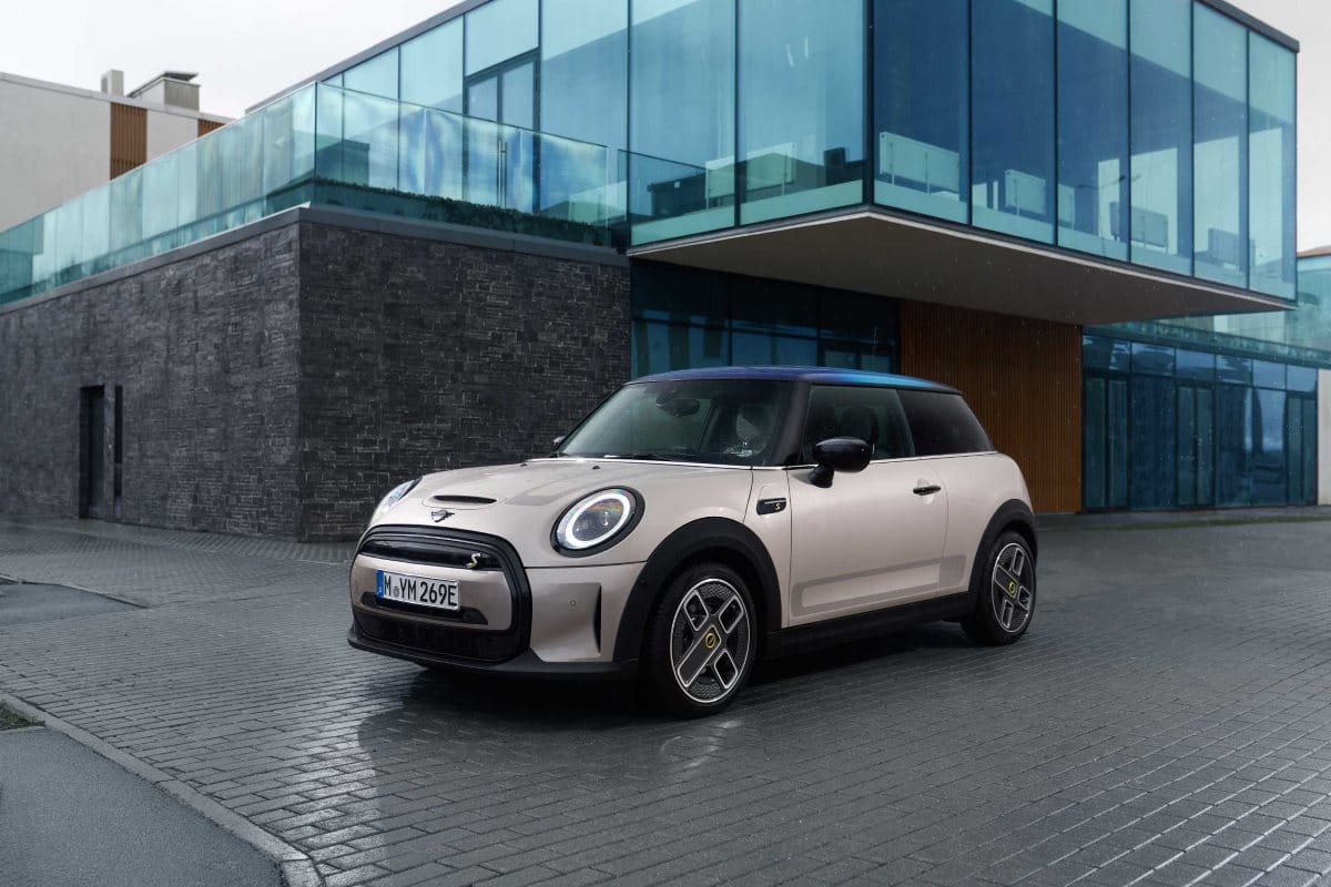 MINI Cooper SE приехал в Россию