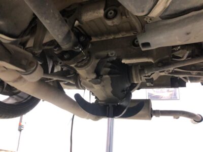 BMW 5 G30: замена сальников задних приводов