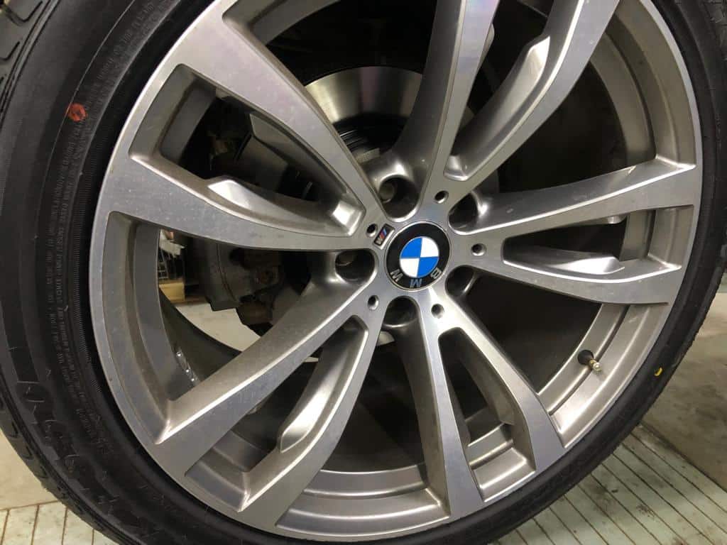 BMW X6 F16: замена тормозных дисков с колодками