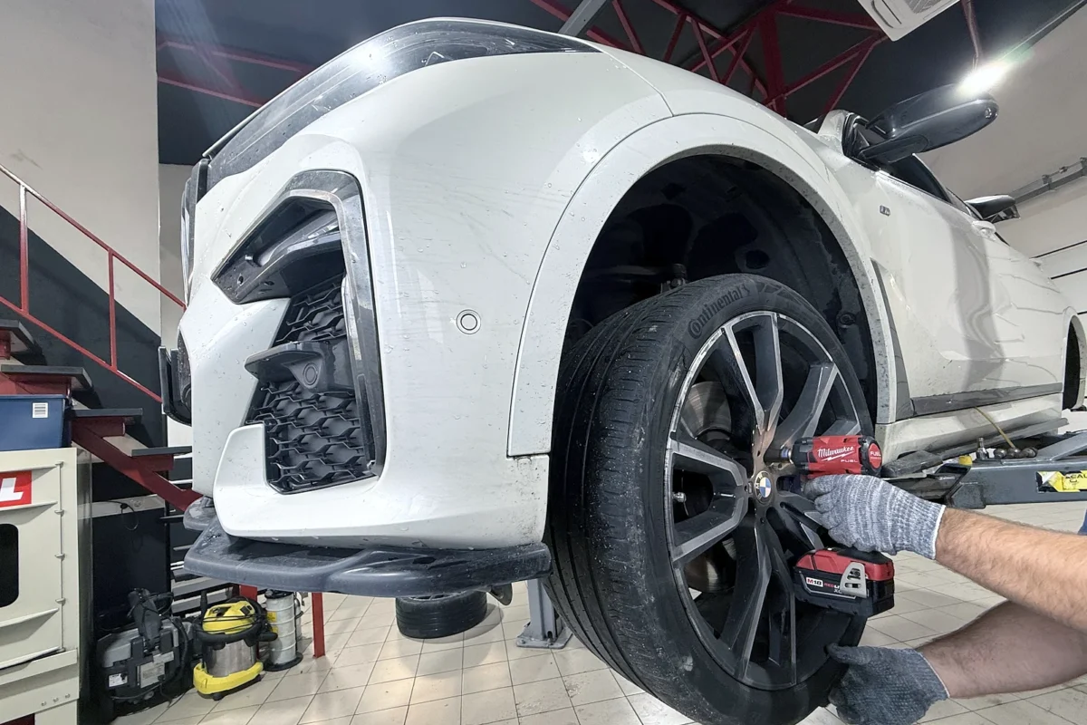 На BMW X7 G07 заменили тормозные колодки вкруг