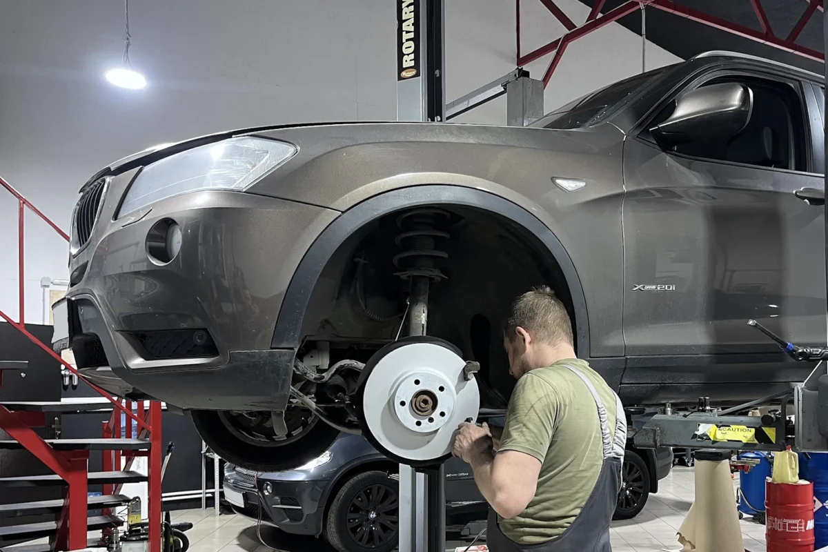 Замена клапанной крышки BMW X3 F25 и ремонт подвески