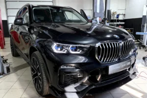 На BMW X5 G05 заменили фары на лазерные
